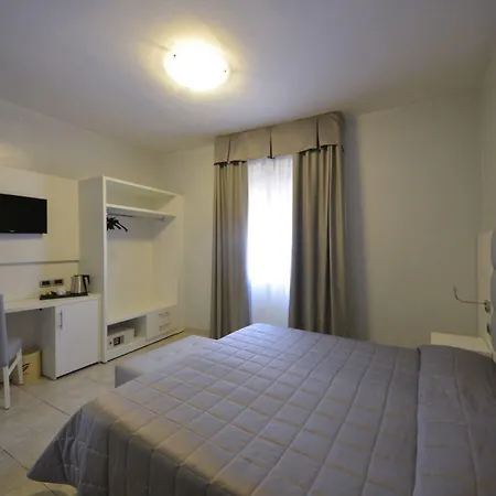 Otel Hotel University